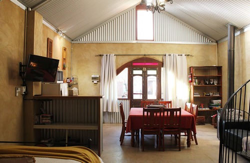 Dubbo Hotel | Cellar Guesthouse - Outback Cellar Dubbo
