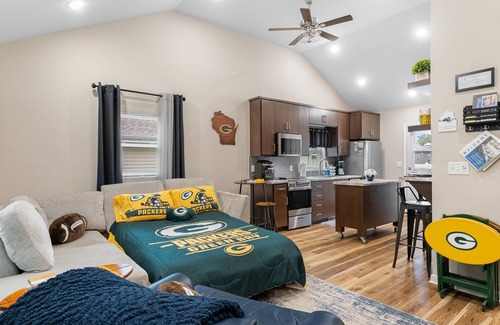 Green Bay House | Cental location, walk to Lambeau, large patio, party garage