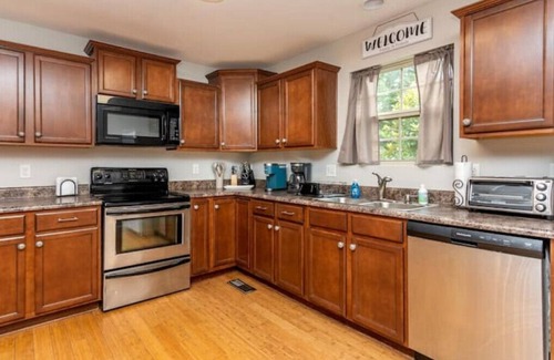 Gateway House | Center Hill Lake - 4 Bedroom, 2 Bath, Pool, Bonus Rm & Deck - 1 Hr to Nashville