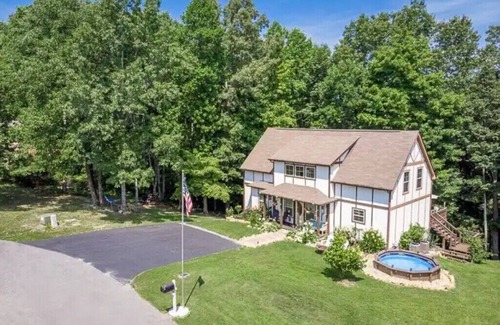 Gateway House | Center Hill Lake - 4 Bedroom, 2 Bath, Pool, Bonus Rm & Deck - 1 Hr to Nashville