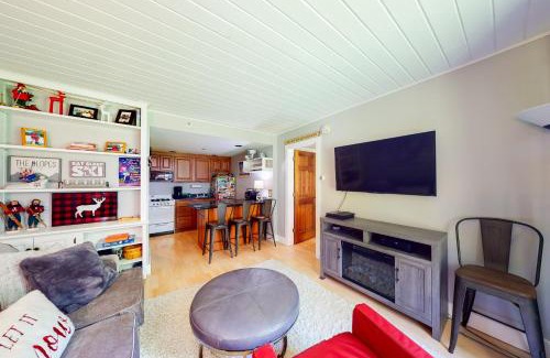 Warren Apartment | Center Village #203