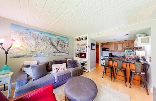 Warren Apartment | Center Village #203