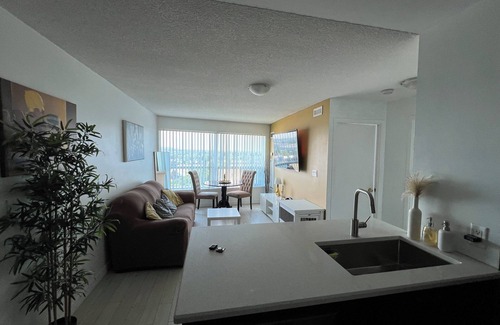 Agincourt Condo | Central 1BR + Den - 15 Mins to Downtown!