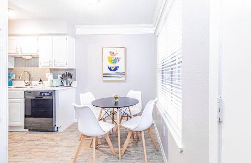 Brentwood Apartment | Central 1BR King Bed Suites, Close to Downtown & Domain