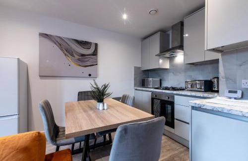 Basingstoke Apartment | Central 2 Bed Apartment - Shops, Dining & Trains Nearby