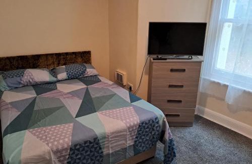 Newham Apartment | Central 2-Bed House - Sleeps 3 & Garden