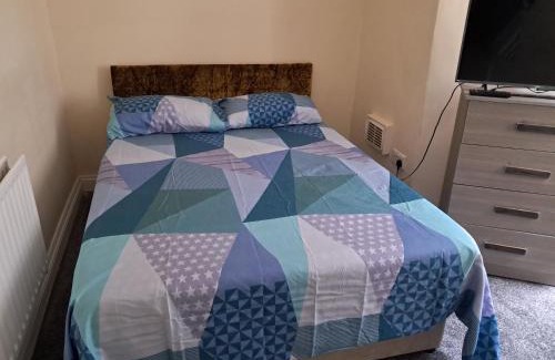 Newham Apartment | Central 2-Bed House - Sleeps 3 & Garden