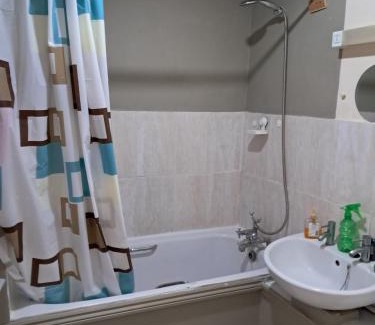 Newham Apartment | Central 2-Bed House - Sleeps 3 & Garden