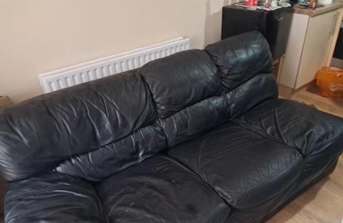 Newham Apartment | Central 2-Bed House - Sleeps 3 & Garden