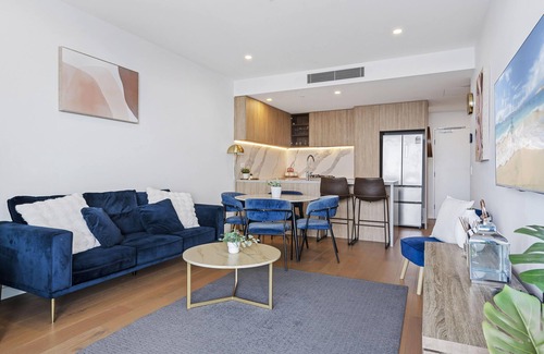Broadbeach Apartment | Central 2 Bedroom Ocean View Apartment No Parking