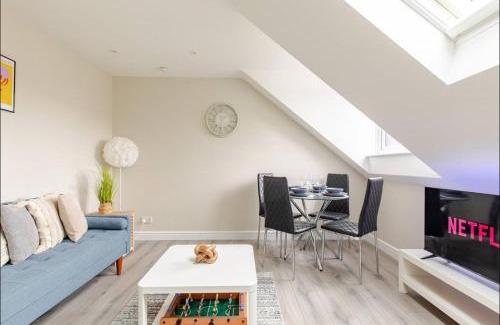 Reading Apartment | Central 2 Bedroom with Free Parking & Foosball Table