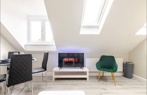 Reading Apartment | Central 2 Bedroom with Free Parking & Foosball Table