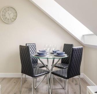 Reading Apartment | Central 2 Bedroom with Free Parking & Foosball Table