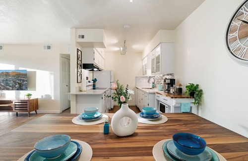 Casas Adobes Condo | Central 2bdr Gem w/King Bed