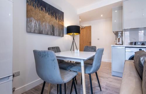 Basingstoke House | Central 2BR Apt Basingstoke Near Shops & Transport