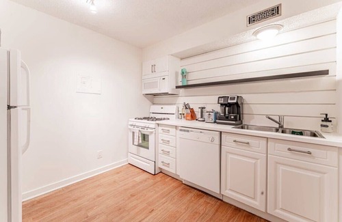 Brentwood Apartment | Central 2BR king suite with pool and gym