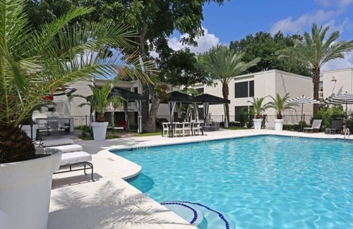 Brentwood Apartment | Central 2BR king suite with pool and gym