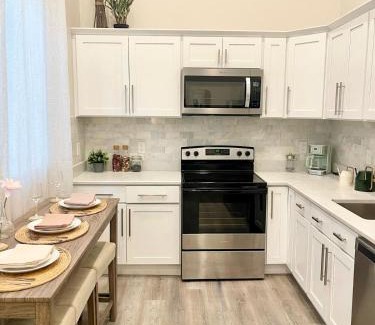 Downtown Apartment | Central 2BR Near Yale WiFi with Washer and Dryer