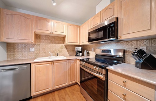 Whistler Cay Heights House | Central 2BR w/Pool, Hot Tub, BBQ & Free Parking