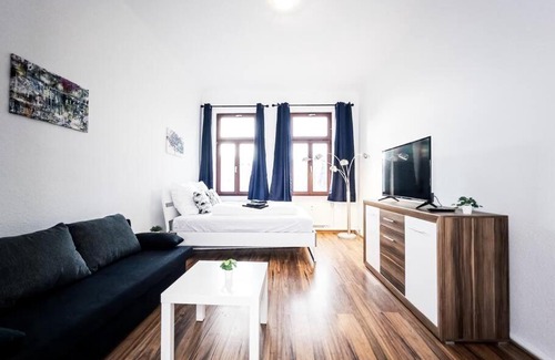 Lindenau Apartment | Central 3 Bedroom Apt. close to the Arena and Stadium *up to 8 people*