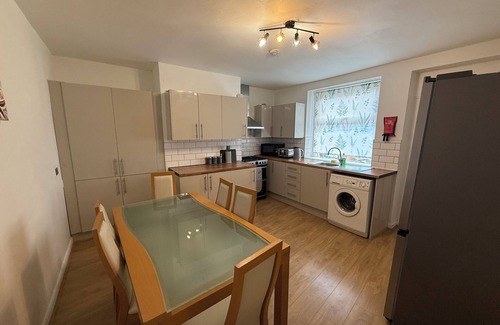Huddersfield House | Central 3BR Home Contractors,Corporate & Families-Walk to Station,Town, Stadium