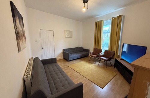 Huddersfield House | Central 3BR Home Contractors,Corporate & Families-Walk to Station,Town, Stadium