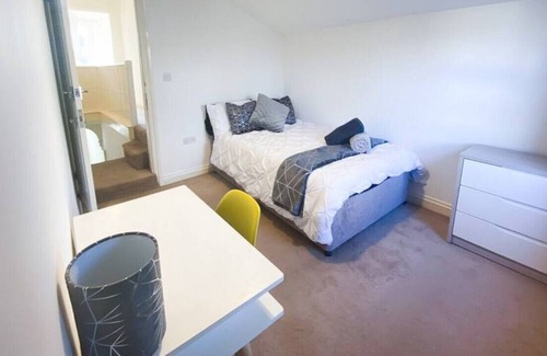 Reading House | Central 4 bed-Reading City Centre