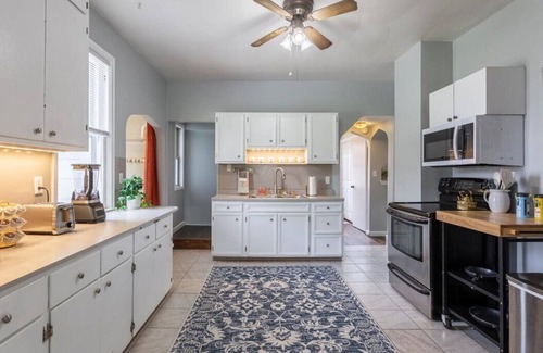 Morton Meadows House | Central 5bd Home - Games & Backyard