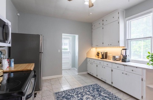 Morton Meadows House | Central 5bd Home - Games & Backyard
