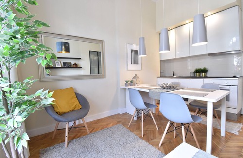 Losonci negyed House | Central 6 bedroom/5 bathroom with balconies
