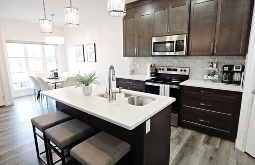 Southwest Edmonton House | Central A/C|Fireplace|Kid's Park|Disney+|Airport