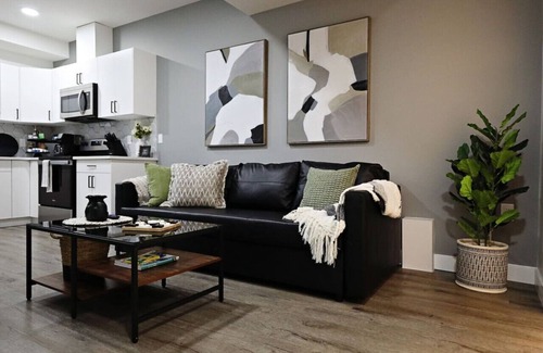 Southwest Edmonton House | Central A/C|Fireplace|Kid's Park|Disney+|Airport