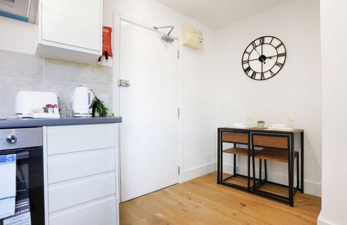 Buckingham Apartment | Central Apt #7 Free Parking + Fast Wifi + SmartTV