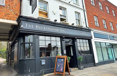 Buckingham Apartment | Central Apt #7 Free Parking + Fast Wifi + SmartTV