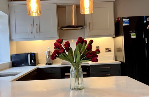 Beaumont Apartment | Central Apt- FreeParking - 1BedEnsuite - WIFI - Smart TV- Washing Machine/Dryer