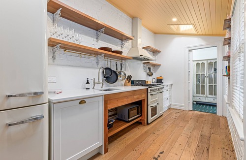 Parnell Villa | Central Arts & Crafts Villa | Luxe 2-3BR | Carpark