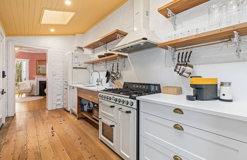 Parnell Villa | Central Arts & Crafts Villa | Luxe 2-3BR | Carpark