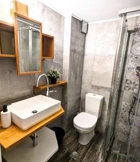Petralona Apartment | Central Athens, 2' to Train, 25' walk to Acropolis