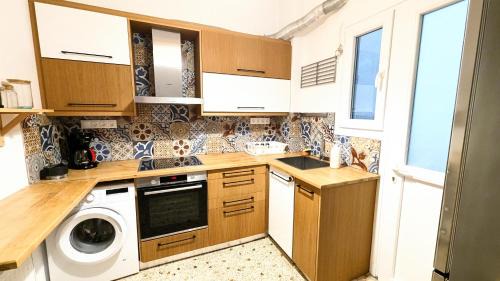 Petralona Apartment | Central Athens, 2' to Train, 25' walk to Acropolis