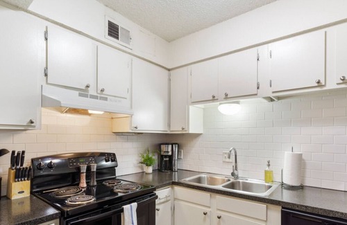 Clarksville Apartment | Central Austin 2 Story Apt | Sleeps 4 + Free Prkg