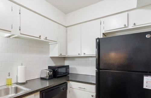 Clarksville Apartment | Central Austin 2 Story Apt | Sleeps 4 + Free Prkg