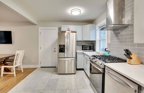 Govalle House | Central Austin 6 Bedroom Gem