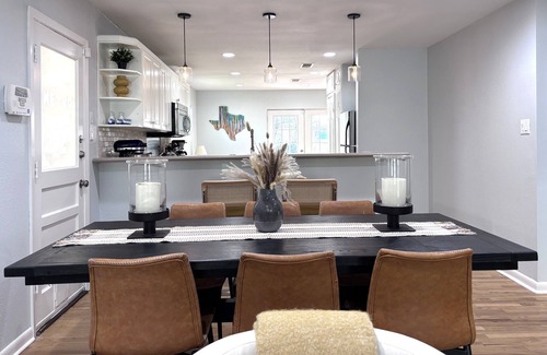 Highland House | Central Austin House in Private Skyview Neighborhood