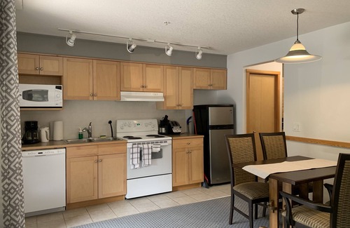 Cougar Creek Apartment | Central Canmore 2BR HOTEL SUITES, A/C, sleep 6