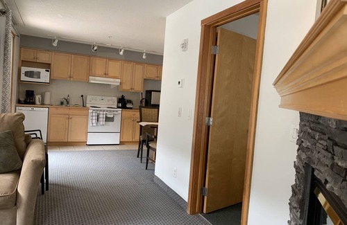 Cougar Creek Apartment | Central Canmore 2BR HOTEL SUITES, A/C, sleep 6