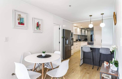Auckland Central Business District Apartment | Central CBD Apt | Balcony & Parking | Zodiak Stays