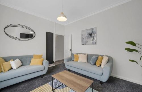 Adamsdown House | Central & Chic - Huge Home - Free WIFI & Parking