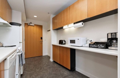 Downtown Des Moines Apartment | Central Comfort - Downtown Studio - Near Court Ave