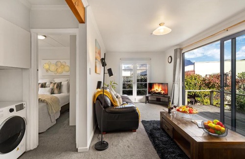 Queenstown City Centre House | Central Cozy 3 Bedroom Home Free Wifi & Parking Flat Walk