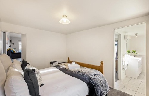 Queenstown City Centre House | Central Cozy 3 Bedroom Home Free Wifi & Parking Flat Walk